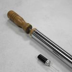 Bomba de Ar de Aluminio com Bico e Cabo de Madeira para Encher Bolas de Futebol Volei e Basquete Manualmente