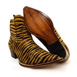 Botina Country Masculina Bico Fino Couro Bovino Legítimo Pelo Zebra Rajado