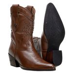 Bota Country Feminina Cano Médio Bico Fino Couro Legítimo Soft Pinhão Com Detalhes em Tachas
