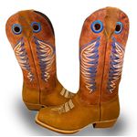 Bota Texana Masculina Couro Legítimo Bovino Crazy Horse Sela e Fóssil Pinhão Bordado Asa Salto Carrapeta