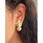 Brinco de disco martelado com pedra Howlita creme 