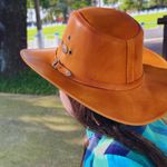Combo Chapéu em Couro + Bota Texana Feminina Caramelo Em Couro Kapell