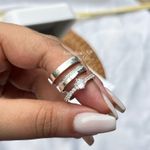 Alianças Milena com 3 mm com 15 pedras de zirconia na feminina com solitario ELISA
