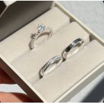 Alianças Capadocia com 3 mm com 15 pedras de zirconia na feminina com solitario Elisa 