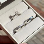 Alianças Capadocia com 3 mm com 15 pedras de zirconia na feminina com solitario libelula