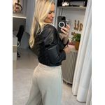  Jaqueta Feminina Alpelo de PU Com Detalhe Diagonal Preto