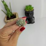 ANEL AJUSTÁVEL PEDRA PIRITA PRATEADO - PROSPERIDADE