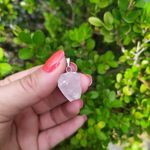 PINGENTE BRUTO QUARTZO ROSA – AMOR E PAZ