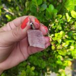 PINGENTE BRUTO QUARTZO ROSA – AMOR E PAZ
