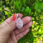 PINGENTE BRUTO QUARTZO ROSA – AMOR E PAZ