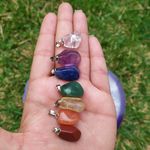 KIT 7 CHAKRAS PINGENTES PEDRAS ROLADA - EQUILÍBRIO 