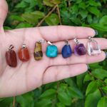 KIT 7 CHAKRAS PINGENTES PEDRAS ROLADA - EQUILÍBRIO 
