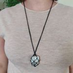 COLAR MACRAMÊ AMULETO – PEDRA REMOVÍVEL / CORDÃO PRETO