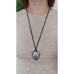 COLAR MACRAMÊ AMULETO – PEDRA REMOVÍVEL / CORDÃO PRETO