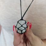 COLAR MACRAMÊ AMULETO – PEDRA REMOVÍVEL / CORDÃO PRETO