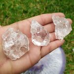 Pedra Bruta Cristal Quartzo Natural P - Equilíbrio e cura