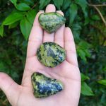 PEDRA ROLADA JADE NEFRITA OU JADEÍTA – PUREZA E SERENIDADE