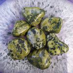 PEDRA ROLADA JADE NEFRITA OU JADEÍTA – PUREZA E SERENIDADE