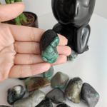 PEDRA ROLADA ESMERALDA P 2 A 3 CM – INSPIRAÇÃO E PACIÊNCIA 
