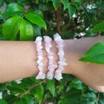 PULSEIRA DE CASCALHO PEDRA QUARTZO ROSA – AMOR E PAZ