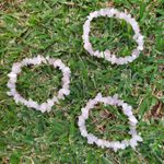 PULSEIRA DE CASCALHO PEDRA QUARTZO ROSA – AMOR E PAZ