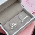PAR DE ALIANÇAS 2'MM COM ZIRCÔNIA ROSA BEBÊ NO FRISO - COM ANEL SOLITÁRIO INFINITY