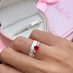 PAR DE ALIANÇAS 4'MM FOSCA COM DOIS FRISOS - COM ANEL SOLITÁRIO MY HEART VERMELHO