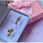 PAR DE ALIANÇAS 4’MM COM ZIRCÔNIA NO FRISO - COM ANEL SOLITÁRIO MINI LOVE AZUL ESCURO