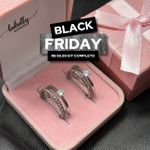 PAR DE ALIANÇAS GIRLS 2’MM CRAVEJADA - COM DOIS ANÉIS SOLITÁRIOS DE BRINDE