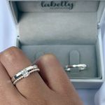 PAR DE ALIANÇAS 2'MM CHANFRADA POLIDA - COM ANEL SOLITÁRIO TRANÇADO