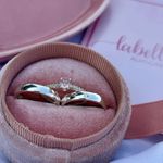 PAR DE ALIANÇAS 4'MM ABAULADA POLIDA COM ZIRCÔNIA CENTRAL - COM ANEL SOLITÁRIO MINI LOVE ROSA BEBÊ 
