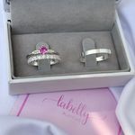 PAR DE ALIANÇAS 2’MM CRAVEJADA/LISA - COM ANEL SOLITÁRIO LIBÉLULA ROSA PINK