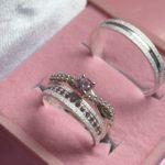 PAR DE ALIANÇAS 4'MM CRAVEJADA ROSA BEBÊ FOSCA - COM ANEL SOLITÁRIO ARIEL ROSA BEBÊ