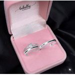 PAR DE ALIANÇAS 2'MM POLIDA COM RECARTILHO - COM ANEL SOLITÁRIO CRAVEJADO 