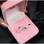 PAR DE ALIANÇAS 2’MM CRAVEJADA/POLIDA - COM ANEL SOLITÁRIO LOVINHO ROSA PINK