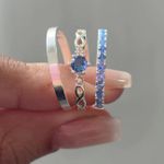 PAR DE ALIANÇAS 2’MM CRAVEJADA/LISA AZUL CLARO - COM ANEL SOLITÁRIO BELIZE