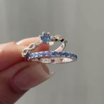 PAR DE ALIANÇAS 2’MM CRAVEJADA/LISA AZUL CLARO - COM ANEL SOLITÁRIO BELIZE