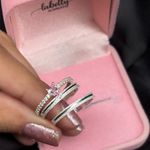 PAR DE ALIANÇAS 2'MM ZIRCÔNIA CENTRAL - COM ANEL SOLITÁRIO MINI LOVE ROSA BEBÊ
