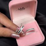 PAR DE ALIANÇAS 4’MM FOSCA COM FRISO NO MEIO - COM ANEL SOLITÁRIO LOVE ROSA BEBÊ