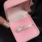 PAR DE ALIANÇAS 2'MM ZIRCÔNIA CENTRAL - COM ANEL SOLITÁRIO MINI LOVE ROSA BEBÊ