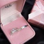 PAR DE ALIANÇAS 3’MM CRAVEJADA COM FRISO - COM ANEL SOLITÁRIO LIBELULA ROSA BEBÊ 