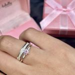 PAR DE ALIANÇAS 3’MM CRAVEJADA COM FRISO - COM ANEL SOLITÁRIO LIBELULA ROSA BEBÊ 