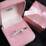 PAR DE ALIANÇAS 2’MM CRAVEJADA/POLIDA COM FRISO - COM ANEL SOLITÁRIO LOVINHO ROXO