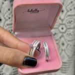PAR DE ALIANÇAS 4'MM FOSCA COM FRISO NO CANTO E ZIRCÔNIA ROSA BEBÊ - COM ANEL SOLITÁRIO LUXO 