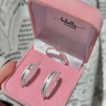 PAR DE ALIANÇAS 4'MM FOSCA COM FRISO NO CANTO E ZIRCÔNIA ROSA BEBÊ - COM ANEL SOLITÁRIO LUXO 