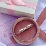 PAR DE ALIANÇAS 2’mm FRISOS/FOSCA - COM ANEL SOLITÁRIO LUXO ROSA CLARO