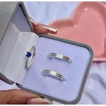 PAR DE ALIANÇAS 3’MM DOIS FRISOS FOSCA - COM ANEL SOLITÁRIO MINI LOVE AZUL ESCURO 