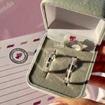 PAR DE ALIANÇAS 4’MM CRAVEJADA COM FRISO FOSCO - COM ANEL SOLITÁRIO LOVE ROSA PINK