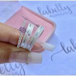 PAR DE ALIANÇAS 4'MM FOSCA COM FRISO NO CANTO E ZIRCÔNIA ROSA BEBÊ - COM ANEL SOLITÁRIO LUXO