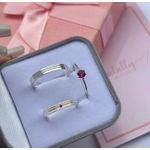 PAR DE ALIANÇAS 4’MM FOSCA COM ZIRCÔNIA NO FRISO - COM ANEL SOLITÁRIO IMPERATRIZ ROSA PINK